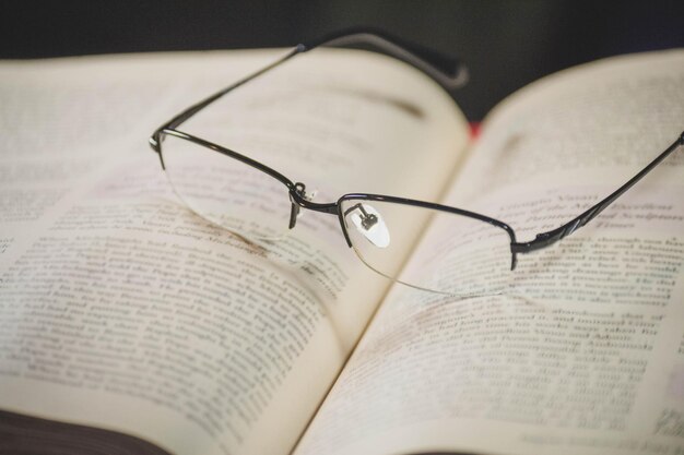 Close-up di occhiali su un libro aperto