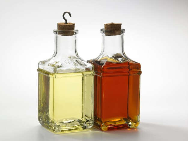 Close-up di olio da cucina in bottiglia su sfondo bianco
