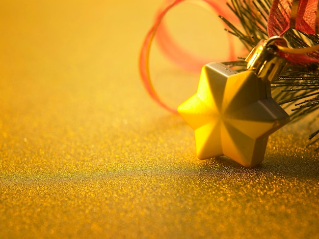 Close-up di ornamenti di Natale appesi all'albero