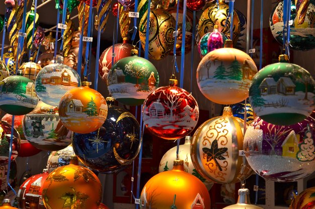 Close-up di ornamenti di Natale in vendita alla bancarella del mercato