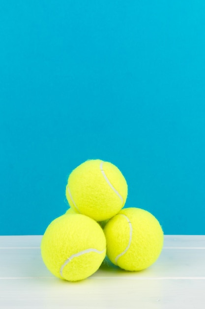 Close-up di palle da tennis su sfondo blu