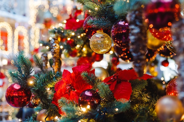 Close up di palle sull'albero di Natale Bokeh ghirlande sullo sfondo concetto di Capodanno