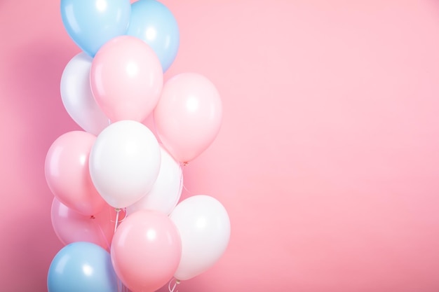 Close-up di palloncini rosa e blu davanti a uno sfondo rosa
