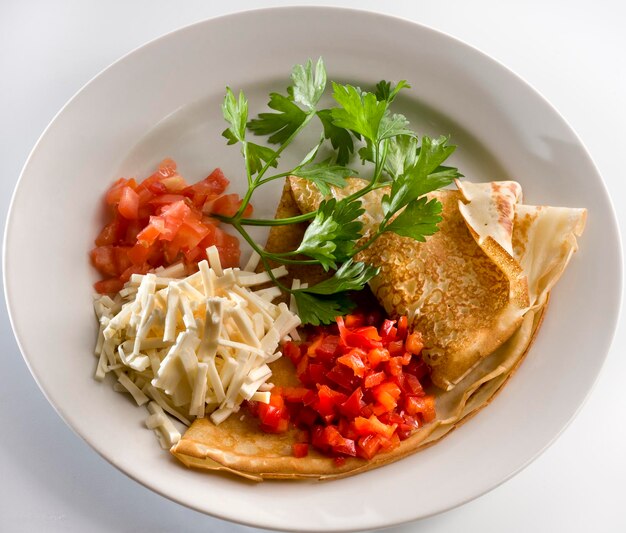 Close-up di pancake con formaggio e verdure servito a tavola