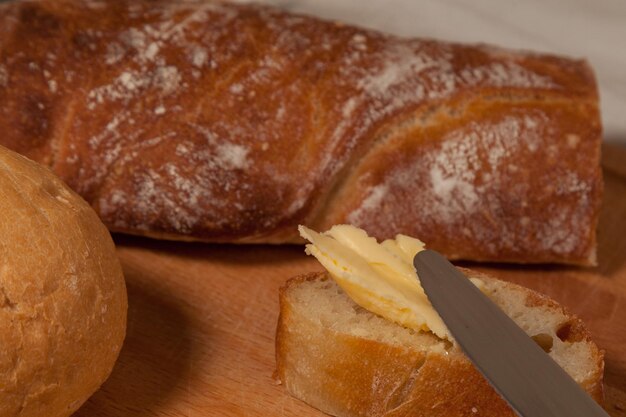 Close-up di pane e burro sulla tavola