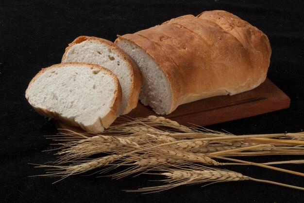 Close-up di pane e grano su sfondo nero
