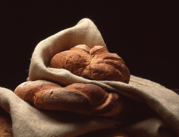 Close-up di pane su sacco su sfondo nero