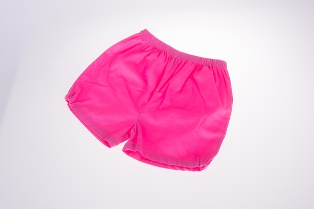 Close-up di pantaloncini rosa su sfondo bianco