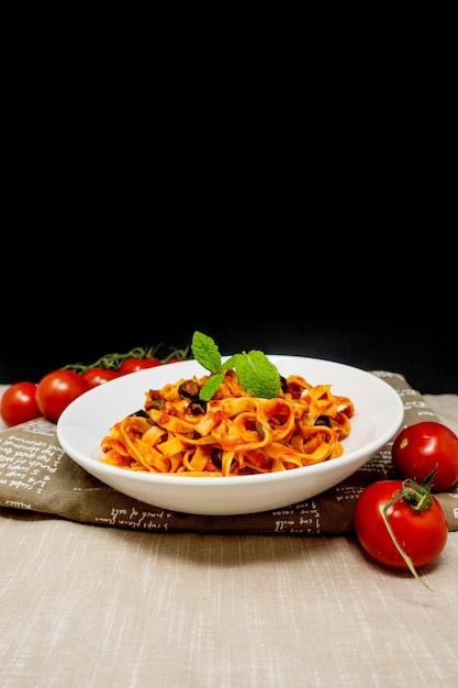 Close-up di pasta in piatto su tavola