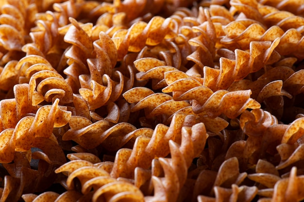 Close-up di pasta integrale cruda, fusilli