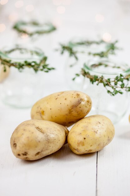 Close-up di patate con barattoli su tavola