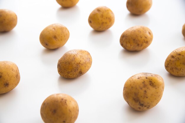 Close-up di patate isolate su sfondo bianco.