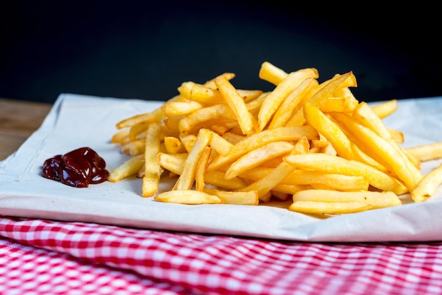 Close-up di patatine fritte con salsa