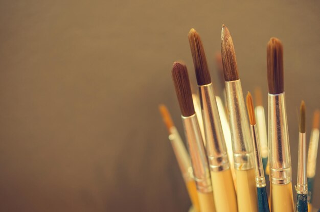 Close-up di pennelli contro uno sfondo colorato