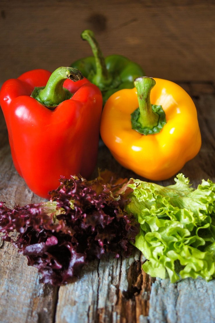 Foto close-up di peperoncini su tavola