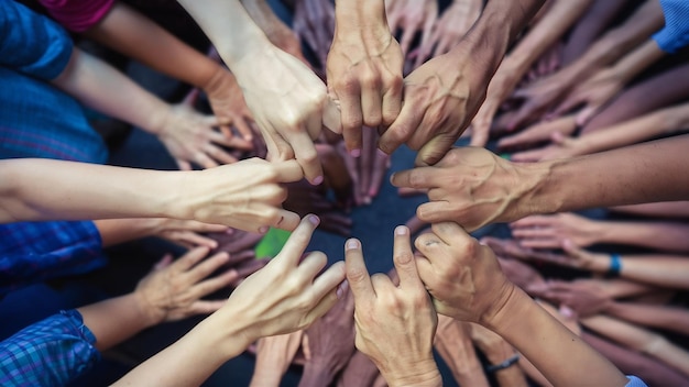 Close-up di persone volontari lavoro di squadra mettendo il dito in forma di stella mani insieme pile di handsunity