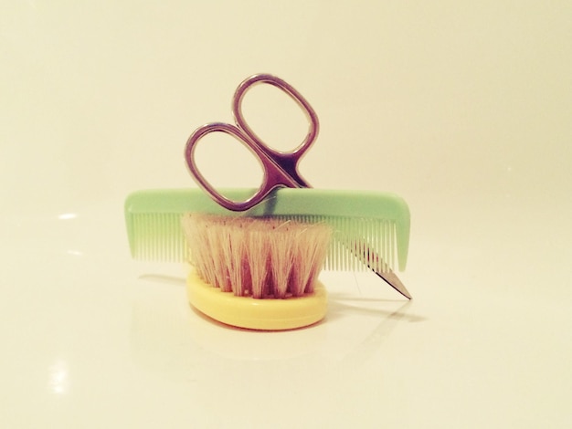 Close-up di pettine e forbici per spazzolare i capelli