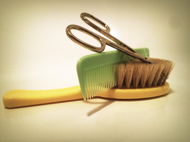 Close-up di pettine e forbici per spazzolare i capelli