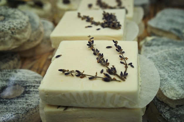 Close-up di pezzi di formaggio con foglie in magazzino