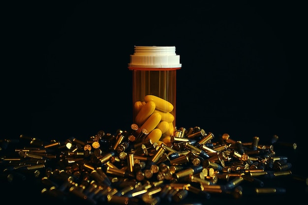 Close-up di pillole nel contenitore su sfondo nero