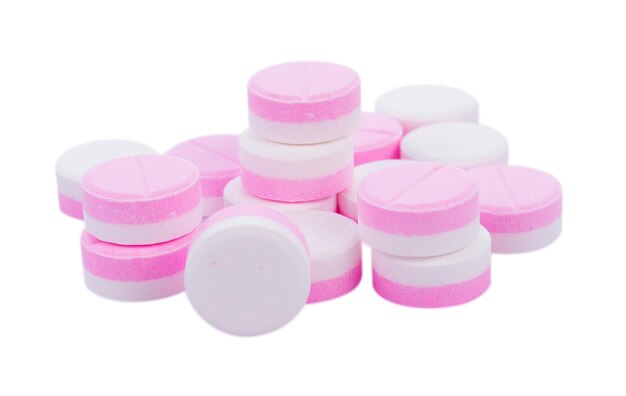 Close-up di pillole su sfondo bianco