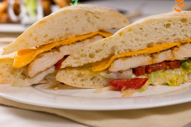 Close Up di pollo alla griglia Ciabatta Roll Sandwich su Plate