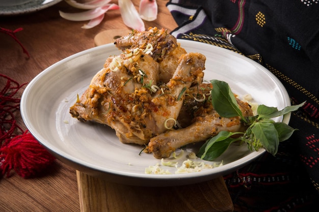 Close-up di pollo alla griglia sul piatto