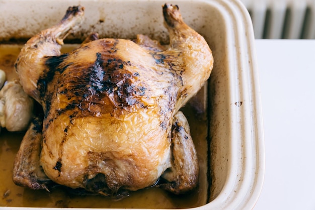 Close-up di pollo arrosto in contenitore sul tavolo