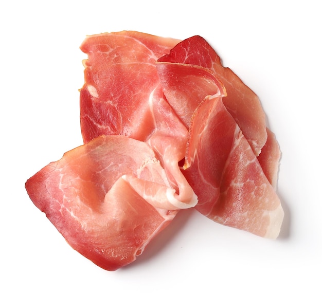 Close-up di prosciutto su sfondo bianco