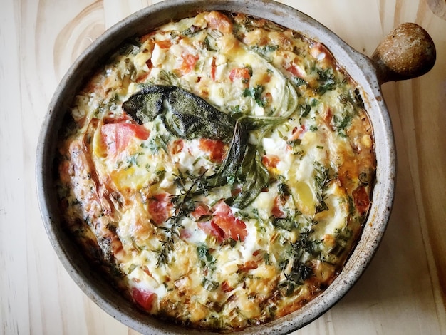 Close-up di quiche in contenitore su tavola