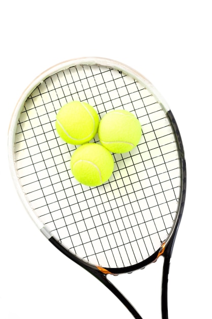 Close-up di racchetta da tennis e palline su bianco