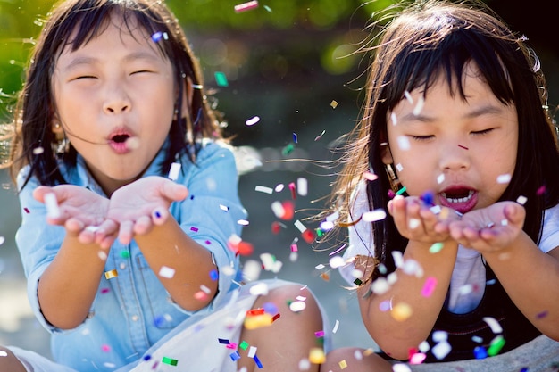 Close-up di ragazze che soffiano confetti