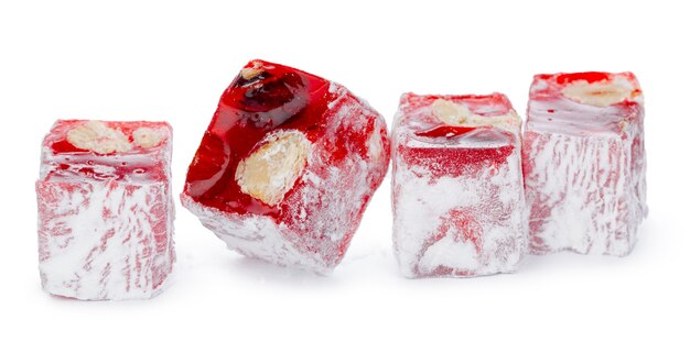 Close up di rosso Turkish Delight dolci isolati su sfondo bianco