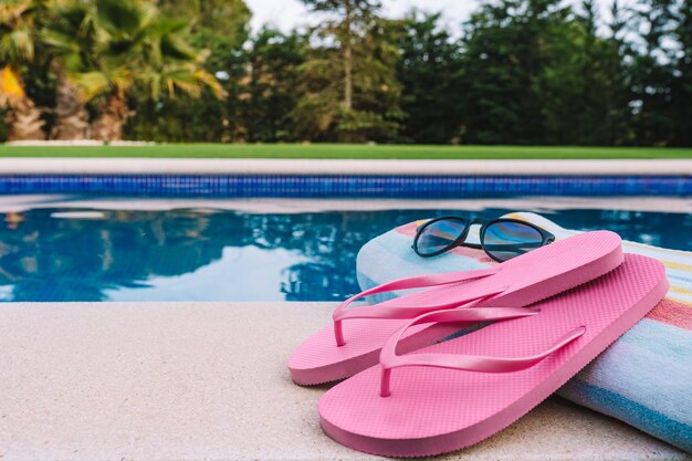 Close-up di scarpe in piscina