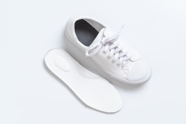 Close-up di scarpe su sfondo bianco