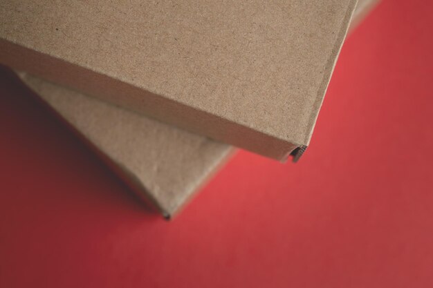 Close-up di scatole di cartone su uno sfondo rosso
