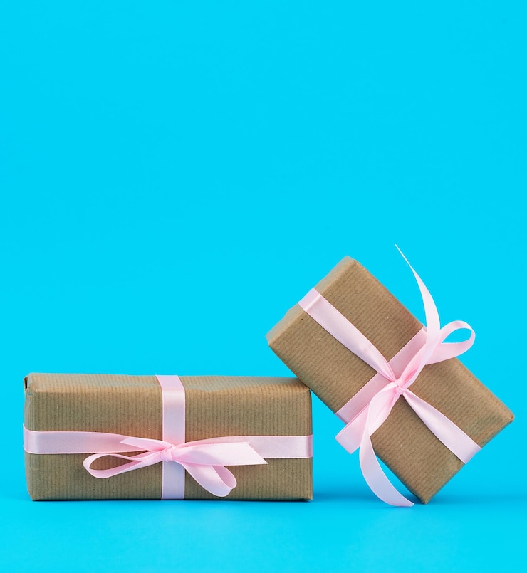 Foto close-up di scatole regalo su sfondo blu