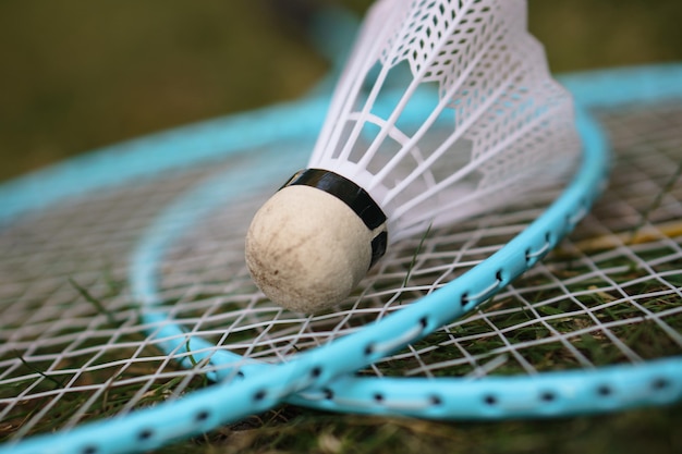 Close-up di shuttlecock e racchette da badminton