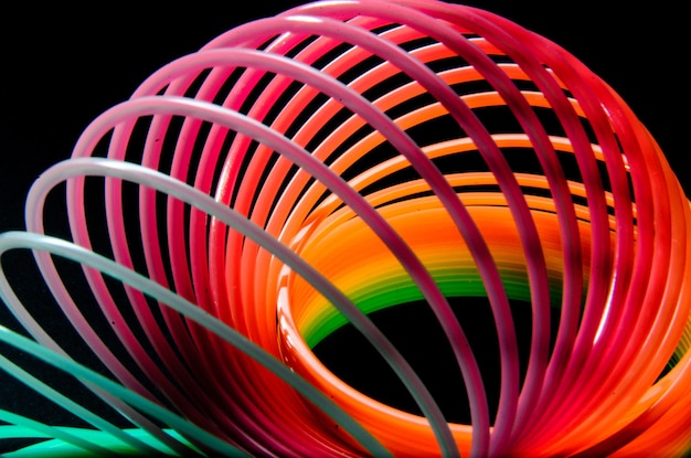 Close-up di slinky colorato su sfondo nero