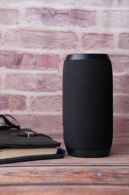 Close-up di smart speaker sul tavolo contro la parete