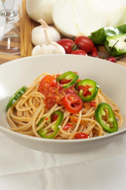 Close-up di spaghetti in una ciotola sul tavolo