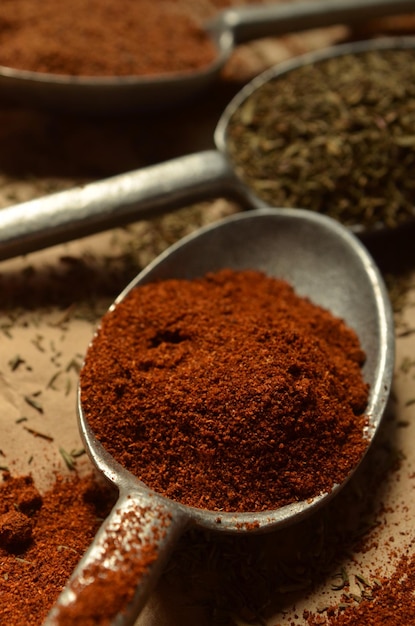 Close-up di spezia di paprika in cucchiaio su tavola
