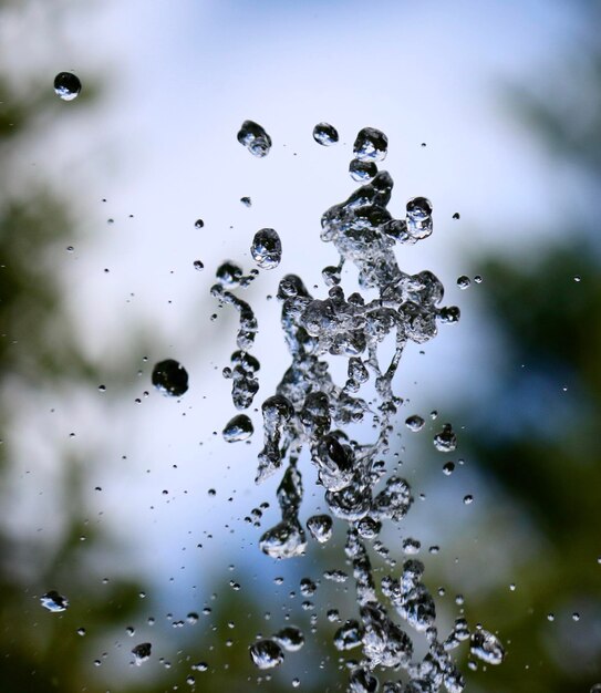 Close-up di spruzzatura d'acqua nel parco