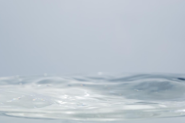 Close-up di spruzzatura d'acqua su uno sfondo bianco