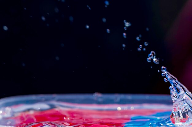 Close-up di spruzzatura d'acqua su uno sfondo nero