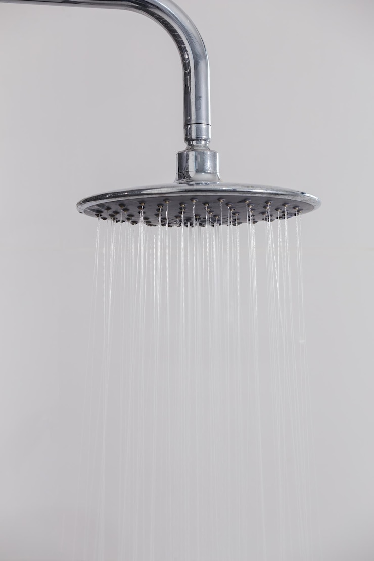 Foto close-up di spruzzi d'acqua in bagno