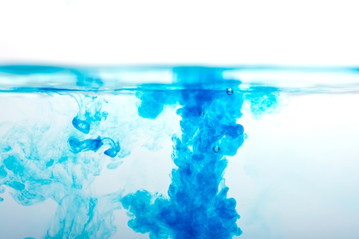 Foto close-up di spruzzi d'acqua in piscina