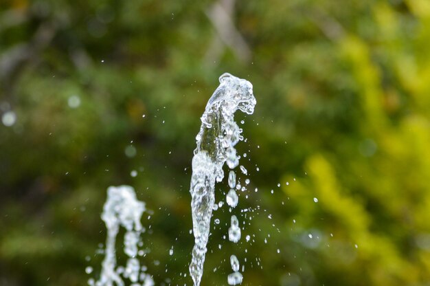 Close-up di spruzzi d'acqua nel lago