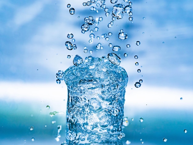Close-up di spruzzi d'acqua su uno sfondo blu