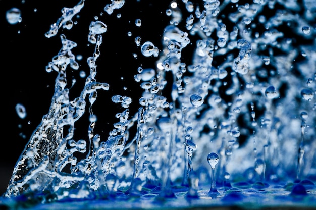 Close-up di spruzzi d'acqua su uno sfondo nero